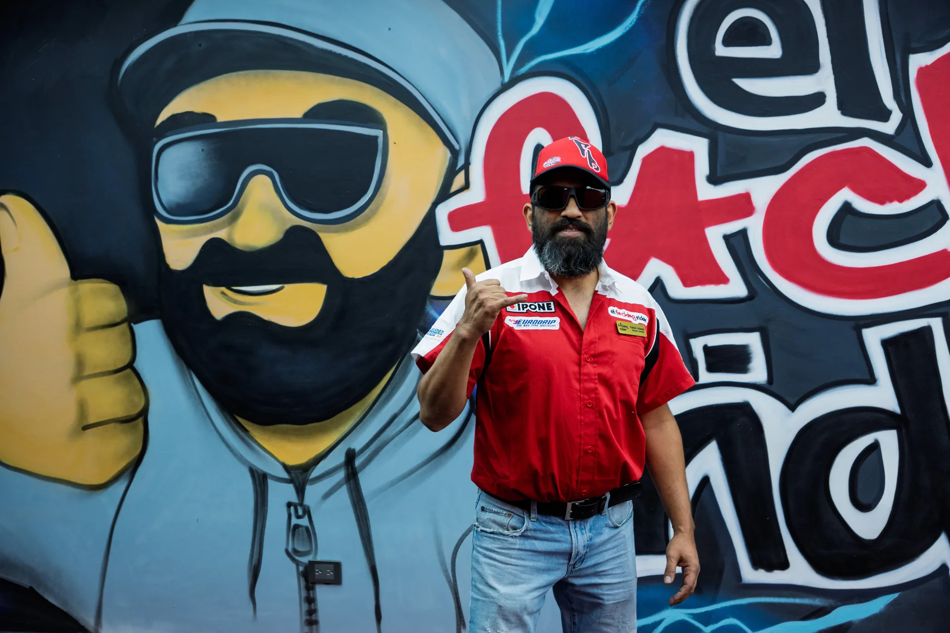 Rafa frente al mural de El FKing Rider, parte de la historia de la marca