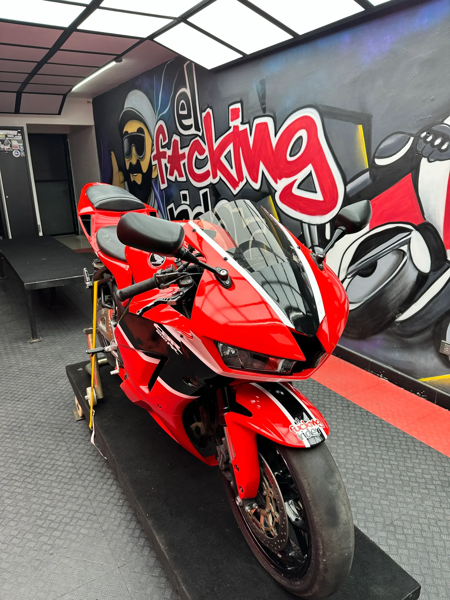 Inspección técnica de una Honda CBR600RR en el laboratorio
