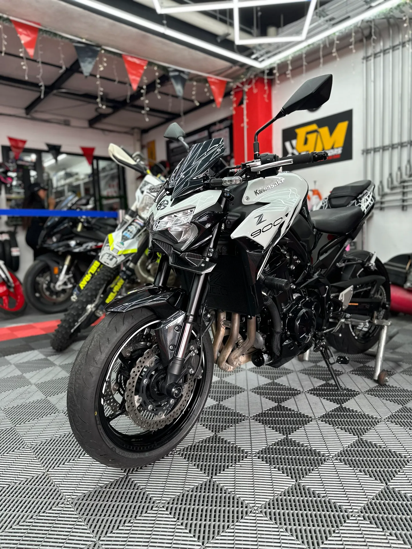 Kawasaki Z900 dentro del laboratorio de mecánica