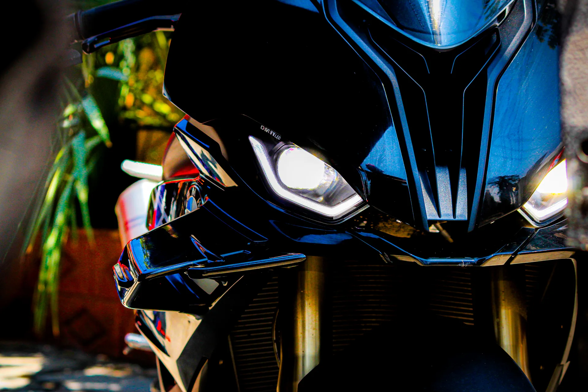 Frontal de una motocicleta BMW dentro de El FKing Rider