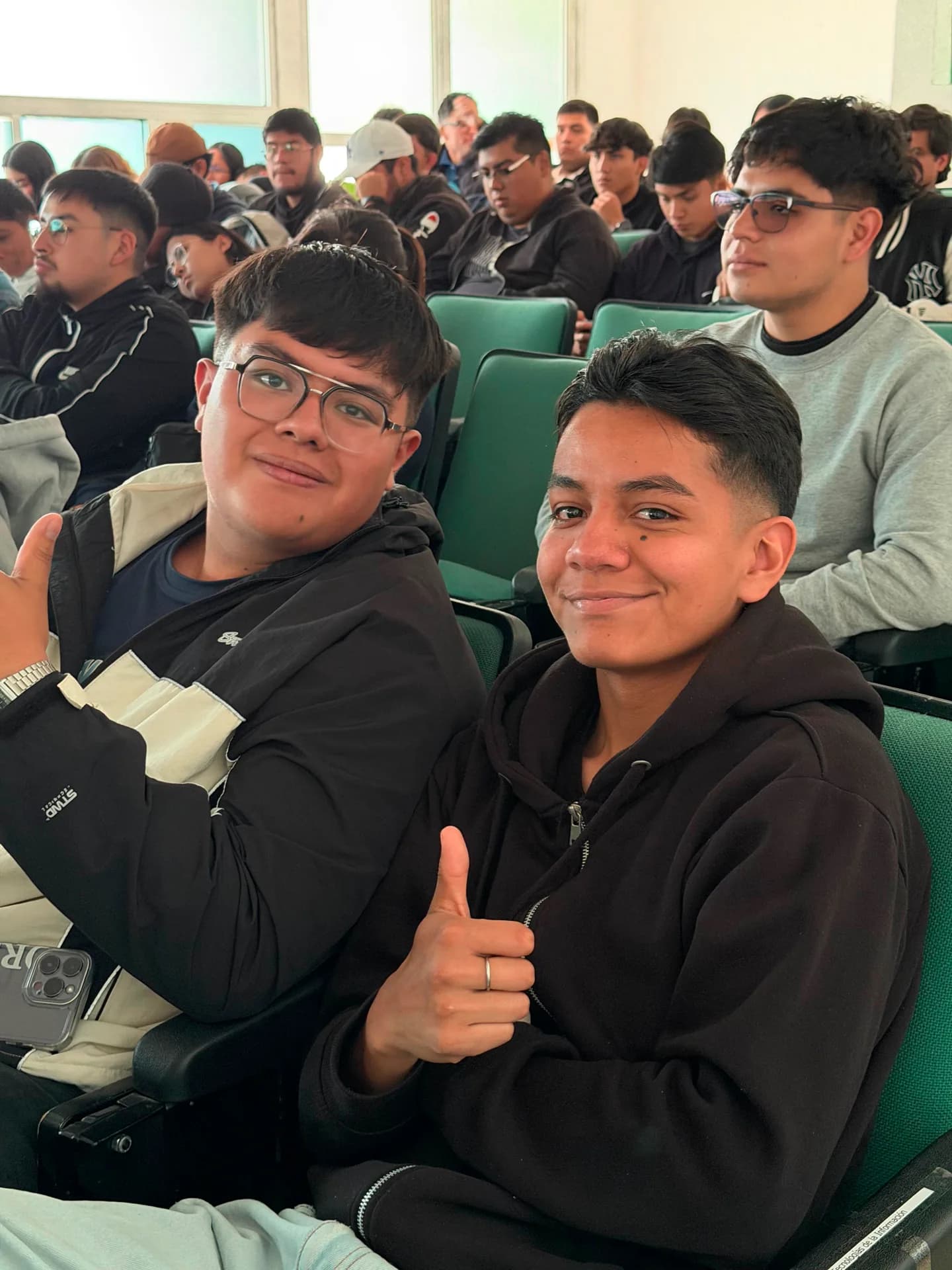 Estudiantes participantes durante una experiencia universitaria