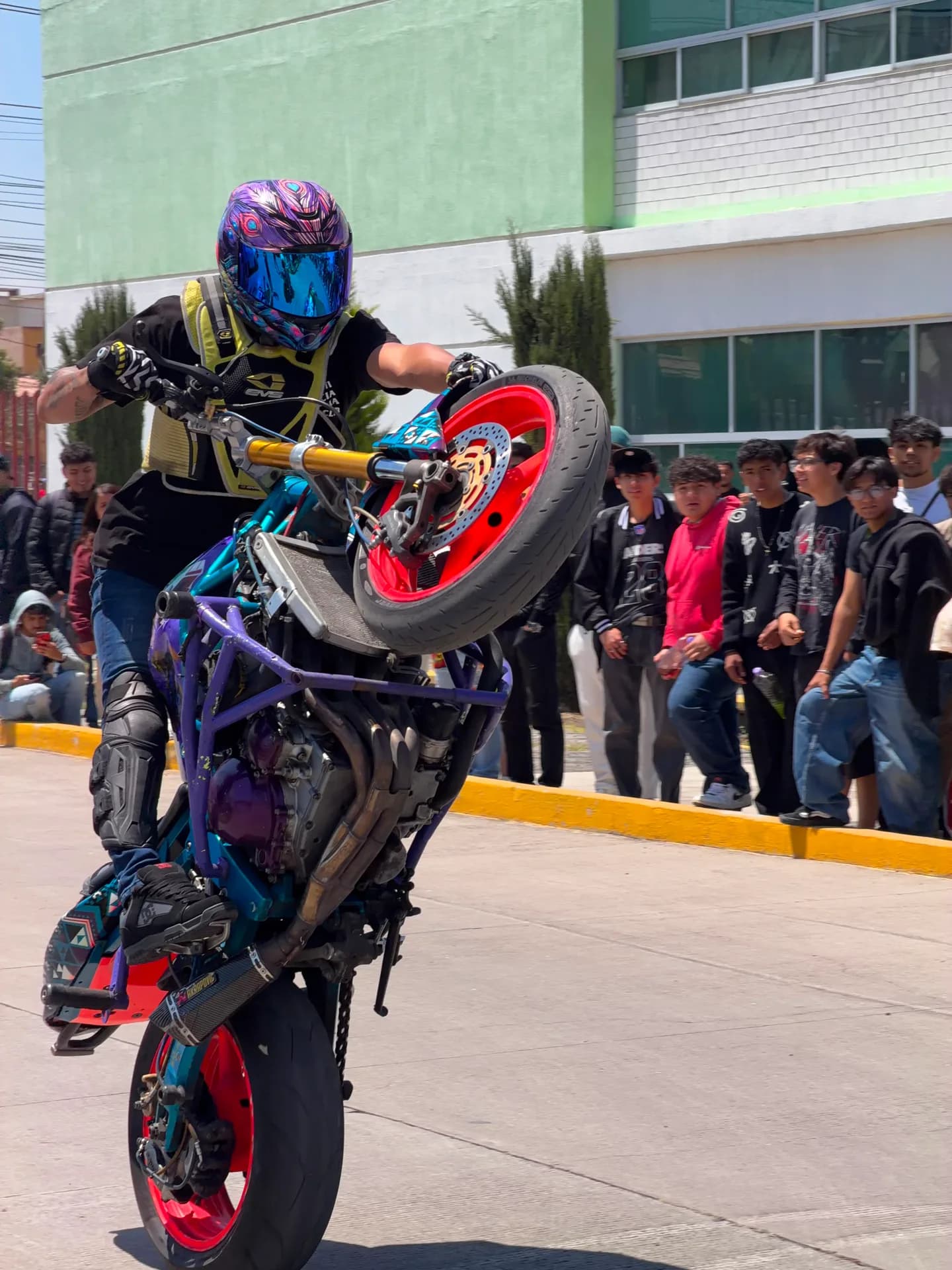 Demostración controlada con motocicleta frente a una comunidad universitaria