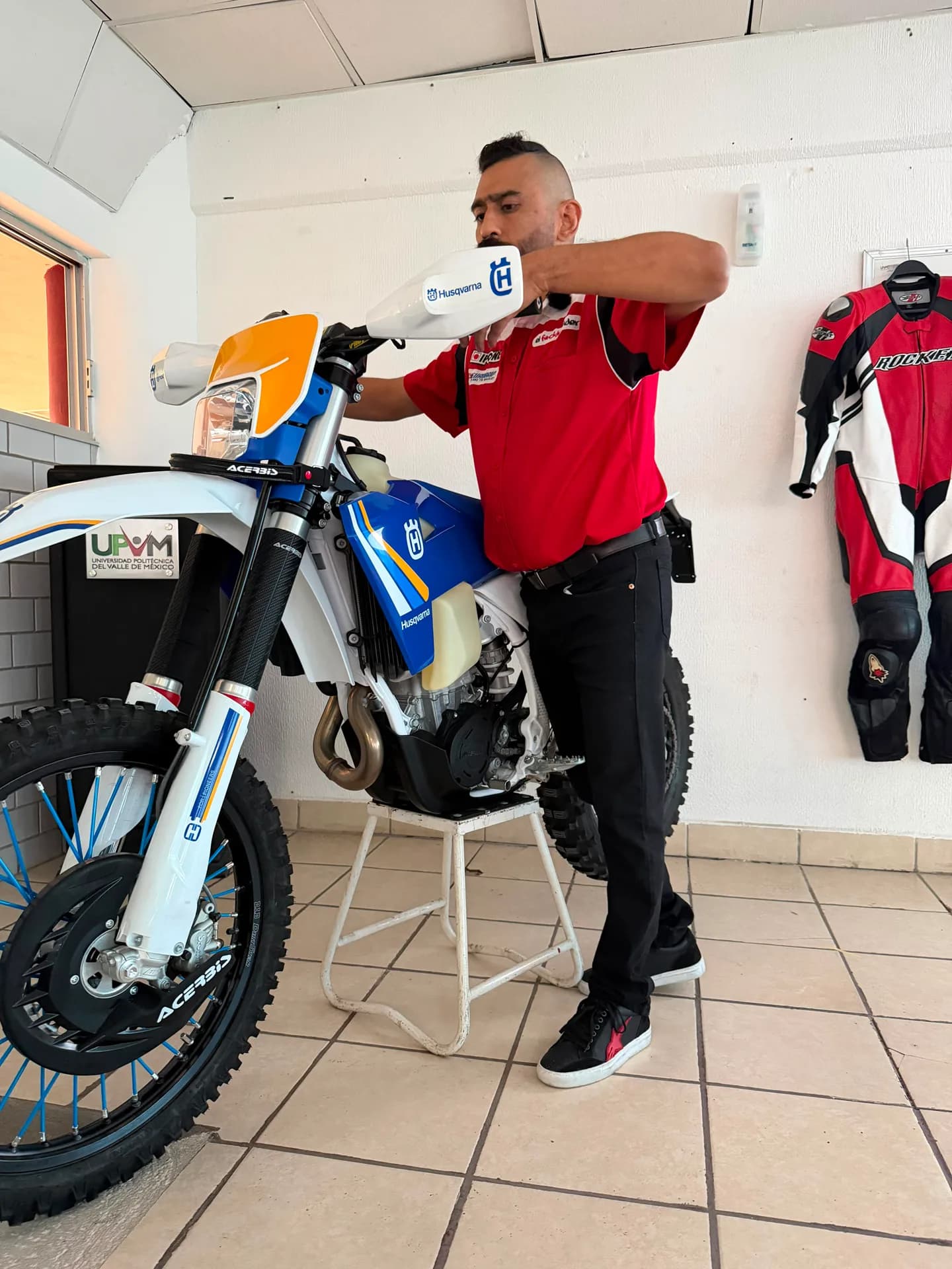 Demostración técnica alrededor de una motocicleta en una universidad